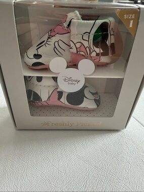NWT Freshly Picked Pink and White Minnie Mouse Baby Booties